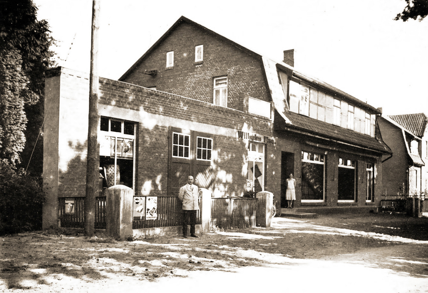 Wilhelm Eine vor seinem Manufaktur-, Kolonial- und Eisenwarengeschäft in der Bäckerstraße.